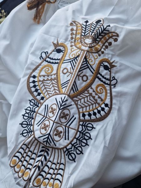 Модна жіноча вишиванка з оригінальним орнаментом у вигляді птахів на рукавах S 5467 Біла A-005467 фото