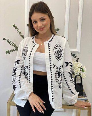Біла жіноча вишиванка піджак з чорною вишивкою з довгими рукавами S A-005225 фото