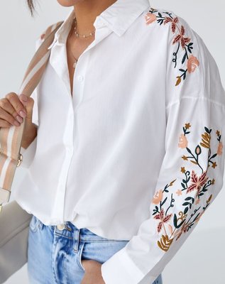 Біла жіноча блуза вишиванка на гудзиках  з вишивкою на рукавах  S A-005211 фото